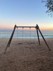 Columpio y atardecer en una playa de la Costa Brava