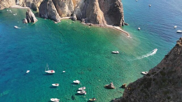 Isola di Palmarola, Faraglione di Mezzogiorno. Ponza. Lazio, Italia, Meditterraneo. 
Vista Aerea del paesaggio marino raggiungibile solo in barca. Meta turistica frequentata da turisti. Mare, estate, 