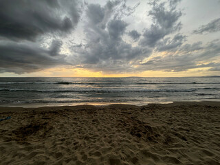 Blick auf das Meer bei Sonnenuntergang in Itlaien.