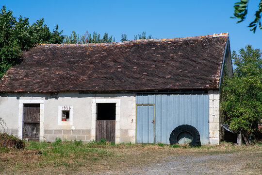 un paysage dans le sud du Berry avec une ferme agricole en France