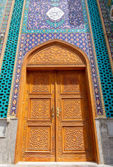 Obraz premium Ali Ibn Abi Talib Mosque (Iranian Mosque Hosainia) doors, colorful Shia Iranian mosque in Bur Dubai, Deira with Persian faience tilework and Islamic calligraphy, United Arab Emirates.