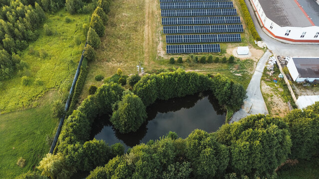Industrial warehouse utilizing water reservoir for sustainable heating and cooling