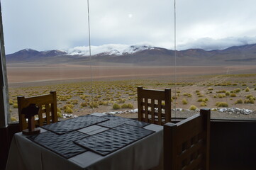 Mesa com vista para o deserto
