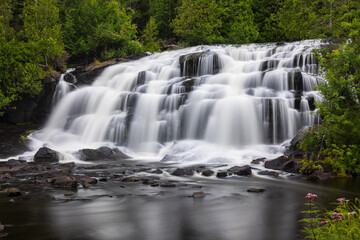 Fototapeta premium Bond Falls - A scenic waterfall landscape