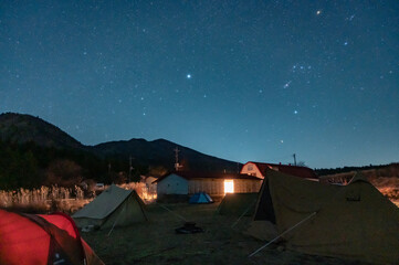 キャンプ場の夜の風景