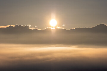真冬早朝の雲海と太陽