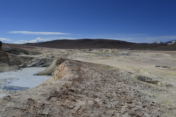 Deserto com geyser e céu azul