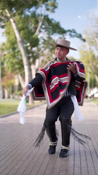 var&oacute;n joven chileno con traje tradicional huaso bailando cueca y posando