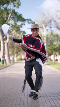var&oacute;n joven chileno con traje tradicional huaso bailando cueca y posando