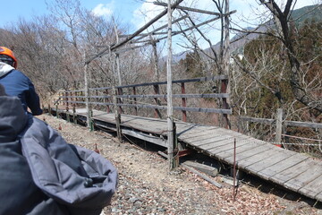 荒れた木造建造物