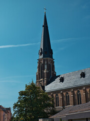 Obraz premium The Antoniuskirche Rödelheim in Frankfurt am Main against a clear blue sky