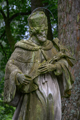 Obraz premium Statue of Saint John outside in the park. 