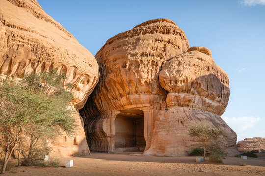 Sandsteingr&auml;ber im W&uuml;stenland AlUla Medina Saudi-Arabien in Hegra der UNESCO, Welterbest&auml;tte