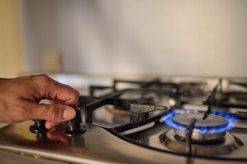 Properly Adjusting the Gas Burner Flame for Optimal Cooking Results in Your Kitchen