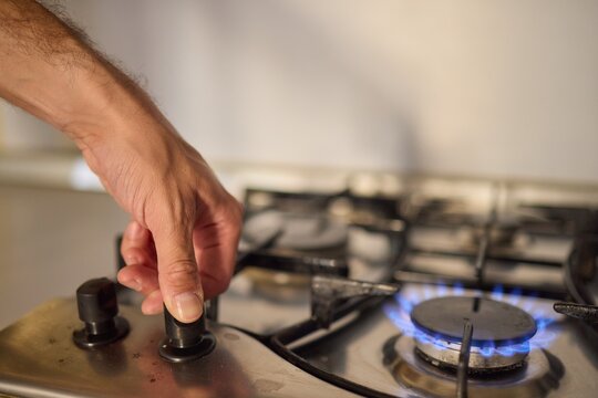 Properly Adjusting the Gas Burner Flame for Optimal Cooking Results in Your Kitchen