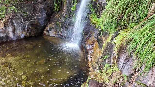 Cascada de agua en la monta&ntilde;a