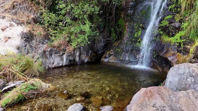 Cascada de agua en la monta&ntilde;a