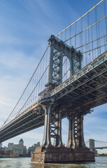 El puente Manhattan desde al orilla de la isla del mismo nombre. Al fondo los edificios de Brooklyn...