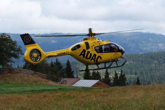 Der Airbus Helicopters H135 Christoph 15 der ADAC Luftrettung bei einem Einsatz am Gro&szlig;en Arber, Bayerischer Wald, Bayern, Deutschland, 20.08.2024