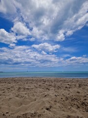 Playa con sol
beach and sky