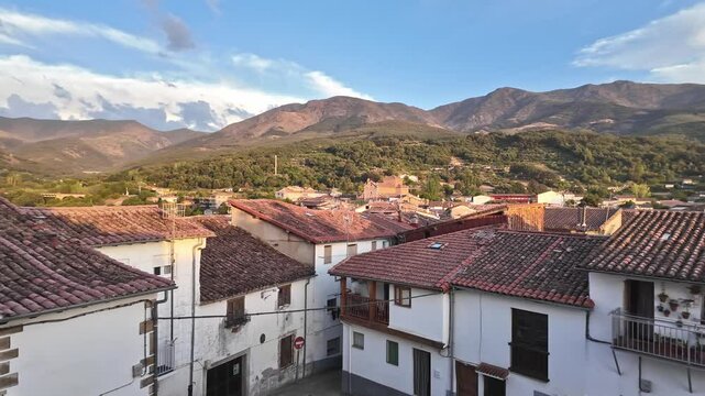 Vista panoramica con paneo del pueblo de Herv&aacute;s en Caceres. Plano angular con las monta&ntilde;as y la sierra de fondo 