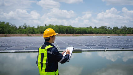 Engineer setting up floating solar panels on a platform in the lake. Worker is on-site, installing and maintaining the floating solar panel system on the water.