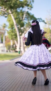 pareja de huasos bailando cueca chilena en la plaza de la ciudad