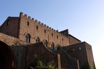 Papstpalast in Viterbo in der Dämmerung