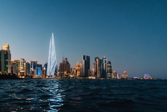 Skyline Silhouette der Stadt Doha Hauptstadt von Katar am Persischen Golf nachts mit beleuchteten Hochh&auml;usern