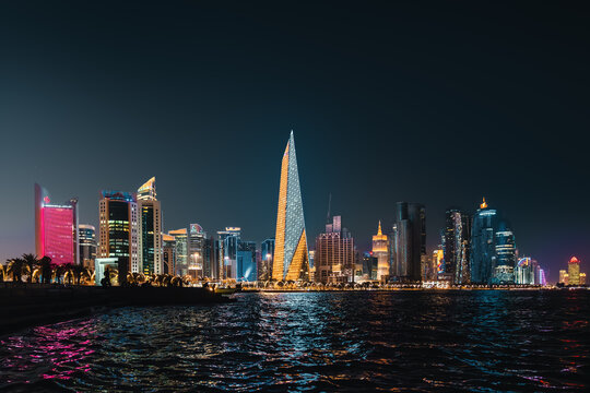 Skyline Silhouette der Stadt Doha Hauptstadt von Katar am Persischen Golf nachts mit beleuchteten Hochh&auml;usern