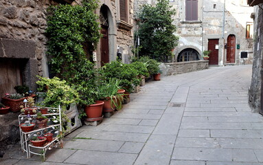 Malerische Gasse mit Blumenkübeln in Bagnaia