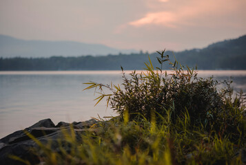 Zachód słońca nad jeziorem Żywieckim. 