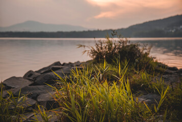 Zachód słońca nad jeziorem Żywieckim.  © mycatherina