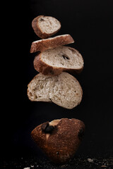 Hogaza de pan suspendida en el aire Baguette pan de masa madre pan con arándanos 
