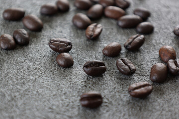 グレイの石模様背景のコーヒー豆