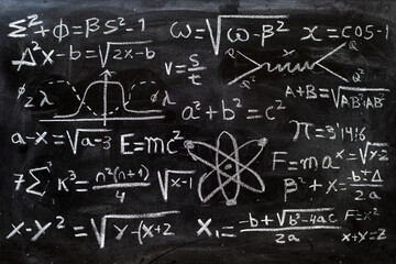 Operaciones matemáticas y formulas de física cuántica escritas con una tiza en la pizarra