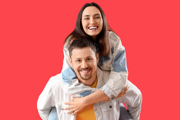 Obraz premium Happy young couple on red background