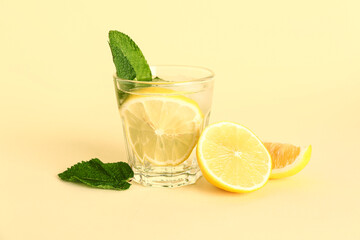 Fototapeta premium Glass of tasty mojito and lemon on color background
