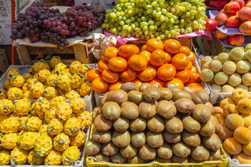 Conjunto de frutas variadas ordenadas sobre un estantería en un mercado para la venta