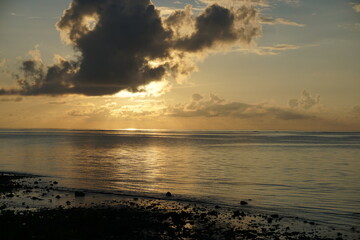 海に沈もうとする夕日