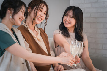 シャンパングラスを持って乾杯する女性達・同僚・女友達・ママ友
