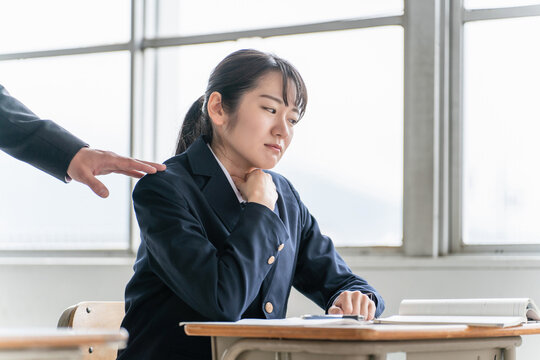 学校・塾の授業中に体調不良を訴えるアジア人高校生（風邪・喉・コロナ・喘息）
