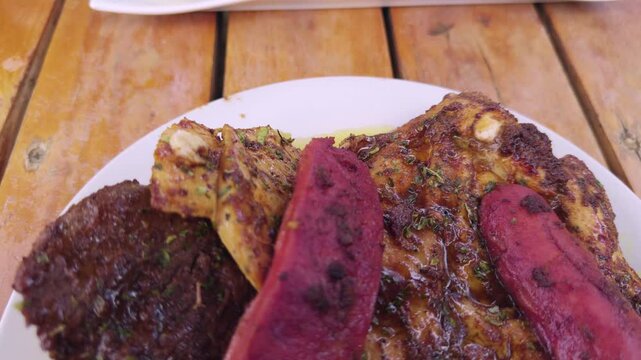 Video 4K comida peruana, parrilla mixta de carne, pollo y chorizo con guarnici&oacute;n y ensalada