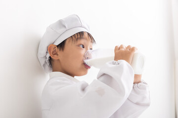 牛乳を飲む男の子　boy drinking milk