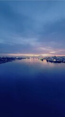 ブルーアワーの穏やかな海
