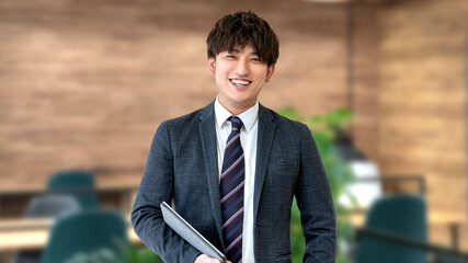 タブレットを持つ笑顔の男性ビジネスマン