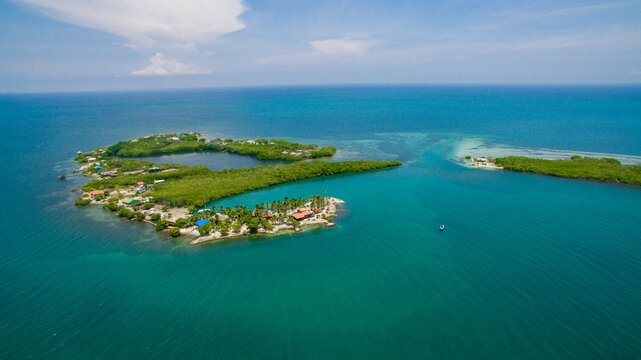 foto aerea con dron de isla con mar azul