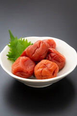 黒背景に梅干し