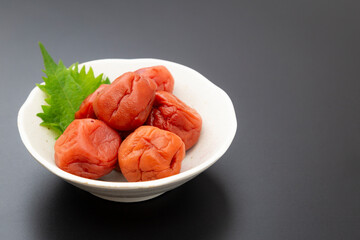 黒背景に梅干し