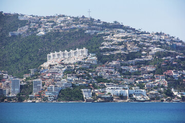 Fototapeta premium Vista de mar, hoteles y casas en Cerro de Acapulco, Guerrero, México